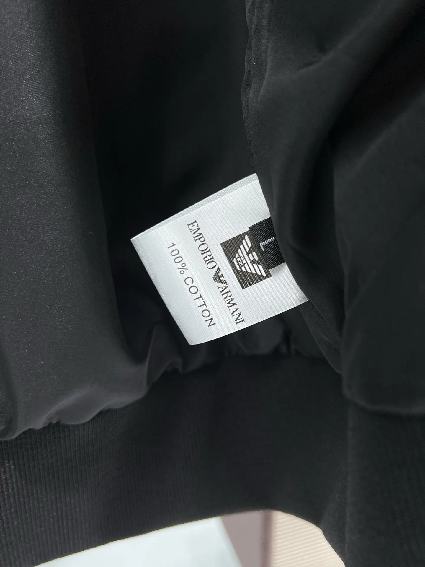 Armani official website Same Style, complete with three labels, on sale in advance. 2026 Autumn and Winter New Arrival men's jacket, Original with complete three labels, Premium version. Custom-made fabrics at the counter. Breathable, high comfort, impeccable details, brand element design concept, reflecting high quality. It feels delicate and soft, presents a casual cut, and has a great upper body shape. Sizes: M～3XL,
